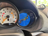 弊社では入庫時にリフトアップを行い、下回りチェックと整備の見積もりを事前に行います。納車前整備の内容につきましては営業担当へ直接お問い合わせくださいませ。