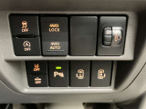【運転席インパネスイッチ】安全装置関係のスイッチも操作しやすい位置に配置されています。
