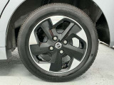 【純正アルミホイール】車体に最適化された設計による優れた耐久性と走行性能、そしてデザイン性。特に、足回りの軽量化は加速性能・燃費・乗り心地の向上に繋がり、ブレーキ性能も高めます。