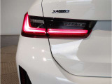 BMWのテールランプはプレスラインへと続く形状のため、統一感のある綺麗なラインを演出しております。