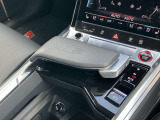 軽く操作するだけで、Audiの精密なメカニズムとドライバーの意思がシンクロし、洗練された走りの始まりを予感させるエレガントなインターフェースです。