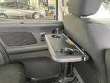 シートバックにテーブル兼ドリンクホルダーを装備しております。