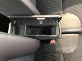 センターアームレスト付きで運転中も腕が楽々!