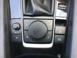 コマンダーコントロール 手もとを見ることなく操れるようシンプルで使いやすく安全運転に一役。