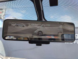 スマートルームミラーは、車両後方のカメラ映像をミラー面に映し出すので、同乗者や積み荷などの車内状況や、天候などに影響されずいつでもクリアな後方視界が得られます。