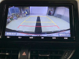 ディスプレイに後方の視界を表示し、車庫入れをサポート「距離目安線」「車幅延長線」およびステアリング操作に連動する「予想進路線」を画面に表示します。※必ず車両周辺の安全を直接確認してください。