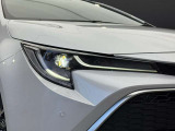 切れ味鋭いデザインのLEDヘッドライト。デイタイムランニングライトも装備し、昼夜を問わず存在感を放ちます