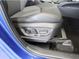 パワーシート搭載。微妙な調整が手軽にでき、ピッタリのポジションで運転することが可能です。