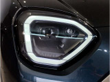このヘッドライトは、赤ちゃんの可愛らしい目をモチーフしたものです。一方で、クロスオーバーのヘッドライトは、北欧の女性の切れ長の目をイメージしてデザインされています。