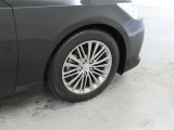 装着タイヤサイズは、215/55R17です。純正アルミホイールを装着しております。