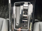 スイッチ式シフトセレクター/エンジンスタートボタン/電子パーキングブレーキを機能的にレイアウトした先進的なコックピット。