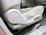 チルトステアリングと運転席シートリフターを使えば、自分にぴったりのドライビングポジションに調整できます。快適な運転をサポートしてくれる嬉しい機能です。