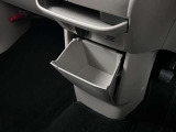 【グローブボックス】収納スペースも充実しております。