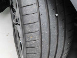 タイヤサイズは「215/45R18」になります。タイヤの溝は約6mm残っています。