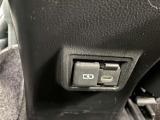 2列目シートの足元には、USB電源があります。後部座席の方のスマホやゲームなど外部機器の電源に便利です。