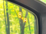 【ブラインドスポットモニタリング】走行中、ドアミラーの死角になりやすい箇所に後続車が接近するとサイドミラー付近に警告を表示、ドライバーに注意喚起をしてくれます。
