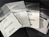 メンテナンスノート、取扱説明書ですね。 車の情報が凝縮されています。 車の整備記録が記載されている大事な物ですよ。