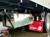 ボディー運転席側後方にステンレス製の工具箱が付いています。