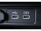 ドライブの時間をスマートフォン等の充電時間に。運転席からも助手席からも使いやすい位置に、急速充電対応タイプのUSBジャックを設けました。