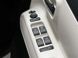 【パワーウィンドウ集中スイッチ】運転席のパワーウィンドスイッチ位置には運転以外の窓の開閉・ロック機能も付いています