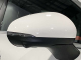 ウィンカー内蔵ドアミラーを開発したのは『メルセデス・ベンツ』です。他車からの視認性が高まり、事故の可能性を低減させています。更に、点灯部分はドライバーの視界に入らないように設計されています。