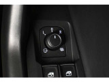 狭い場所も苦になりません。電動格納ドアミラー装備。電動格納ドアミラードアミラー調整スイッチ