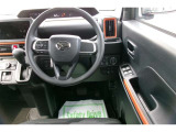 運転席の写真です。見通しのよいすっきりとした視界で、誰でも運転しやすいです。運転のしやすさは疲れにくさにも繋がりますよ♪