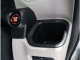 運転手から手に届きやすいところにあるドリンクホルダー。手元近くですので便利です。