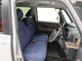 手荷物の多い女性には嬉しいベンチシート。運転席から助手席への移動も楽ちんですよ。