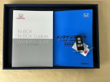 メンテナンスノート【点検整備記録簿・保証書】、取説も揃ってます。スマートキーはバッグなどにしまったままボタン操作でエンジン始動・停止やハイブリッドシステムの起動や停止ができて大変便利です