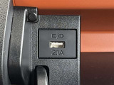 充電用USB端子付き。スマートフォンなどの充電に便利です。
