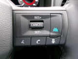 プロパイロット。高速道路の運転で、アクセル、ブレーキ、ステアリングをクルマがアシスト。ドライバーの負担を軽減します。