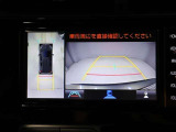 パノラミックビューモニターを装備。駐車場や交差点でクルマを真上から見るように周囲を確認できます。機能の詳細は販売店スタッフまでおたずねください。