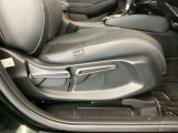 【前席】運転席にはシート高を調整できるハイトアジャスターが装備され、幅広いシートポジションの設定が可能になっております♪