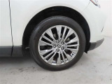 装着タイヤサイズは、225/55R19です。純正アルミホイールを装着しております。