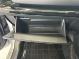 ちょっとしたところは収納ボックスにもなっています。車内はサイズも決まっているので、収納が少ないと思っているアナタ!ご安心ください。さまざまなところに収納が隠れているんです♪