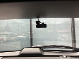 リア側ドライブレコーダー。運転中の映像・音声などを記録して、交通事故やトラブルが起きた時の正確な状況把握に役立つドライブレコーダーが装着されています。