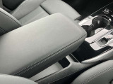 軽く操作するだけで、Audiの精密なメカニズムとドライバーの意思がシンクロし、洗練された走りの始まりを予感させるエレガントなインターフェースです。