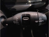 MINIの内装はとにかく『円』に拘ったデザインコンセプトが一目で伝わってきます。これほど円形に拘った車は他に御座いません。伝統のデザイン、トグルスイッチなど遊び心のある内装で御座います。