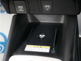 センターコンソールトレーはワイヤレス充電器(Qi(チー)規格)となっており、対応機種を置いておくだけで充電可能です。