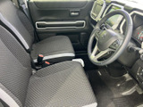 コンパクトながらも、十分なスペースを確保した運転席。シートに座ると包み込まれるような感覚で、快適なドライブを楽しめます。