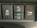 【LKAS】車線の中央付近を維持するようハンドル操作を支援する機能。車線をはみ出しそうな場合も警告音と共にハンドルが正常な位置に戻ろうとします。