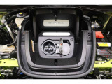 普通充電に加えて、急速充電の国際標準規格「CHAdeMO※3」に対応。また、ACコンセントには標準装備の普通充電用ケーブルを使うことが可能です。