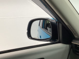 【電動格納ミラー】運転席にあるボタン一つで左右のミラーを畳めます。