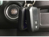 スマートキーを携帯していればキーを取り出さずにドアを施錠&解錠。クルマの始動も可能です。