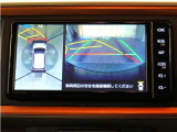 フロントビューで見通しが悪いT字路などの道でも見通し良く映し出してくれるので安心♪※あくまでも補助的な装置なので目視確認もお忘れなく!