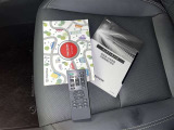 メンテナンスノート、取扱説明書ですね。 車の情報が凝縮されています。 車の整備記録が記載されている大事な物ですよ。