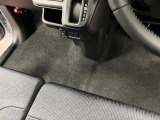 運転席から助手席への移動も簡単です。