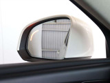 ドアミラーの鏡にはLEDが組み込まれており、車両両脇の後方から車両が接近した際には点滅して知らせることが可能です