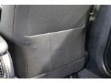 シートバックには便利なポケットを装備しています。車内に散らかりがちな細々としたものやタブレット、雑誌などを収納出来るのでスッキリ片付きます。